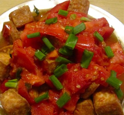 Tofu with tomatoes. 